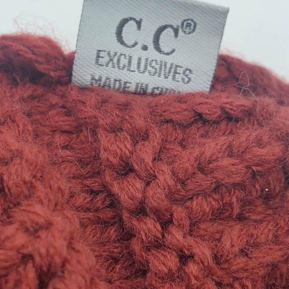 C.C Exclusives Beanie Hat Cap Womens Red Chunky Cable Knit Adult Skiwear Ski - Picture 8 of 9